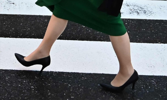 के बारे में नवीनतम कंपनी की खबर रखरखाव के लिए चमड़े की सैंडल को भिगोने के लिए किस तरह का जूता पॉलिश चुनें?  0